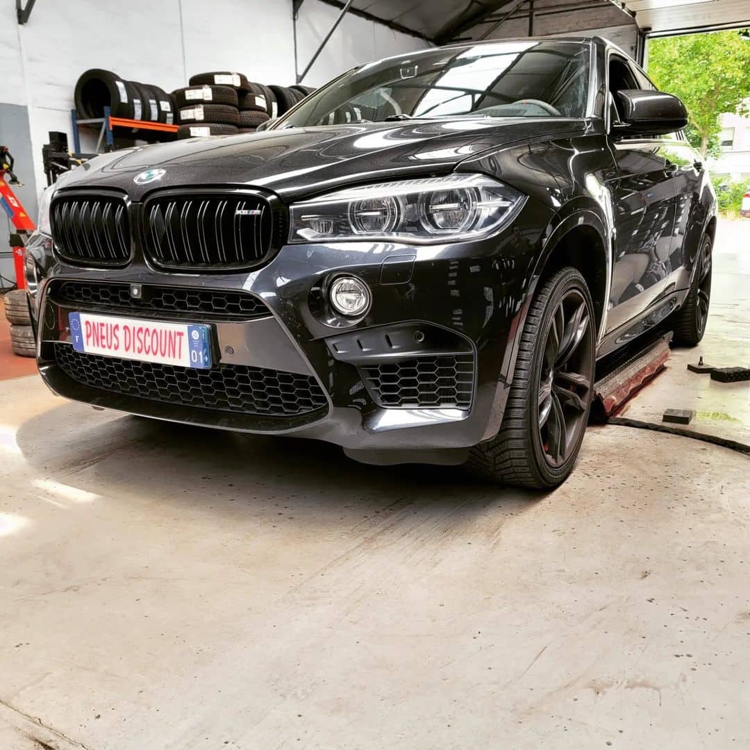 Garagiste Services Pneus Parallélisme Géométrie - photo d'une voiture dans un garage